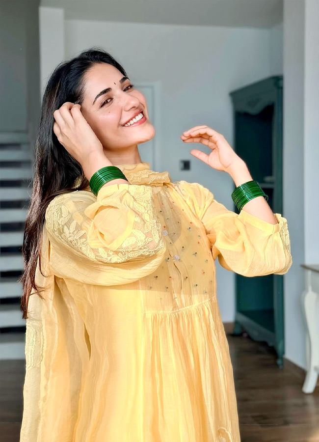 The Hit Movie Heroine Stunning Looks Photos2
