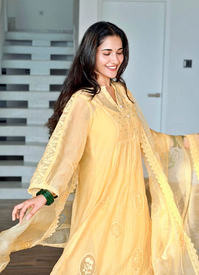 The Hit Movie Heroine Stunning Looks Photos3