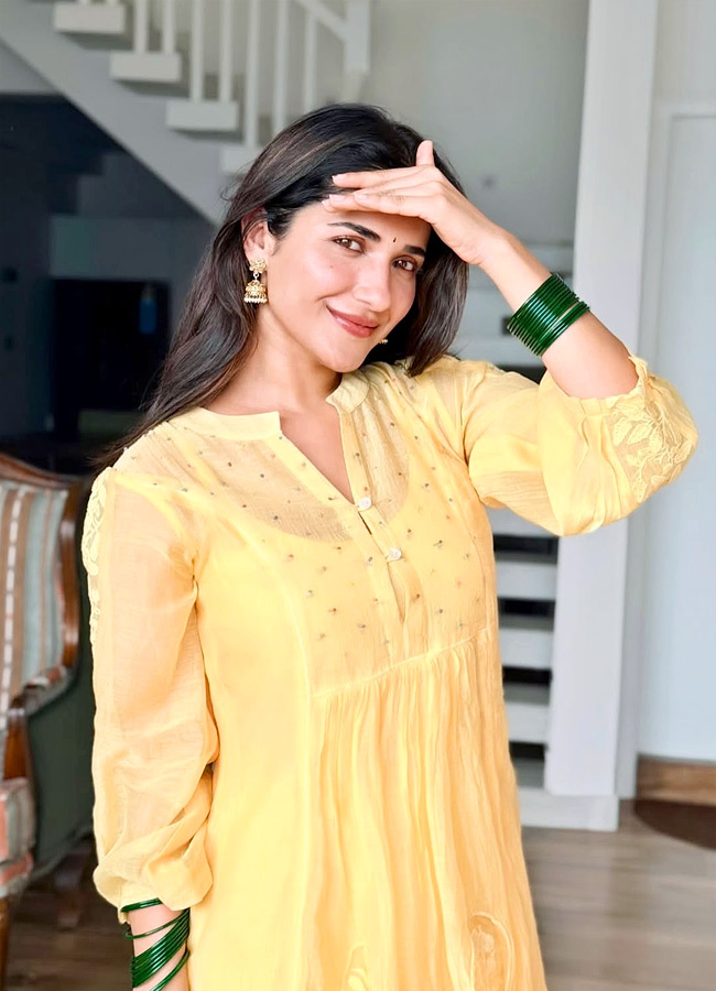 The Hit Movie Heroine Stunning Looks Photos4