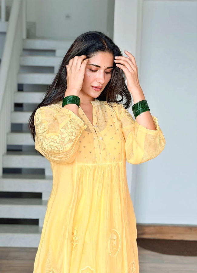 The Hit Movie Heroine Stunning Looks Photos5