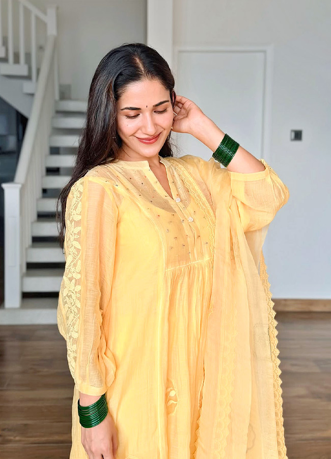 The Hit Movie Heroine Stunning Looks Photos8