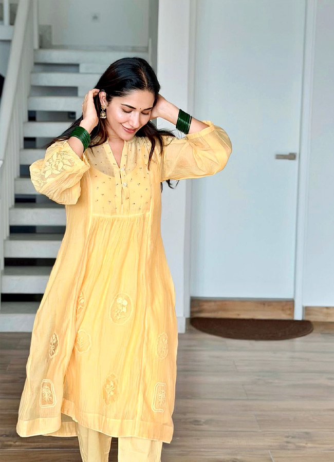 The Hit Movie Heroine Stunning Looks Photos9