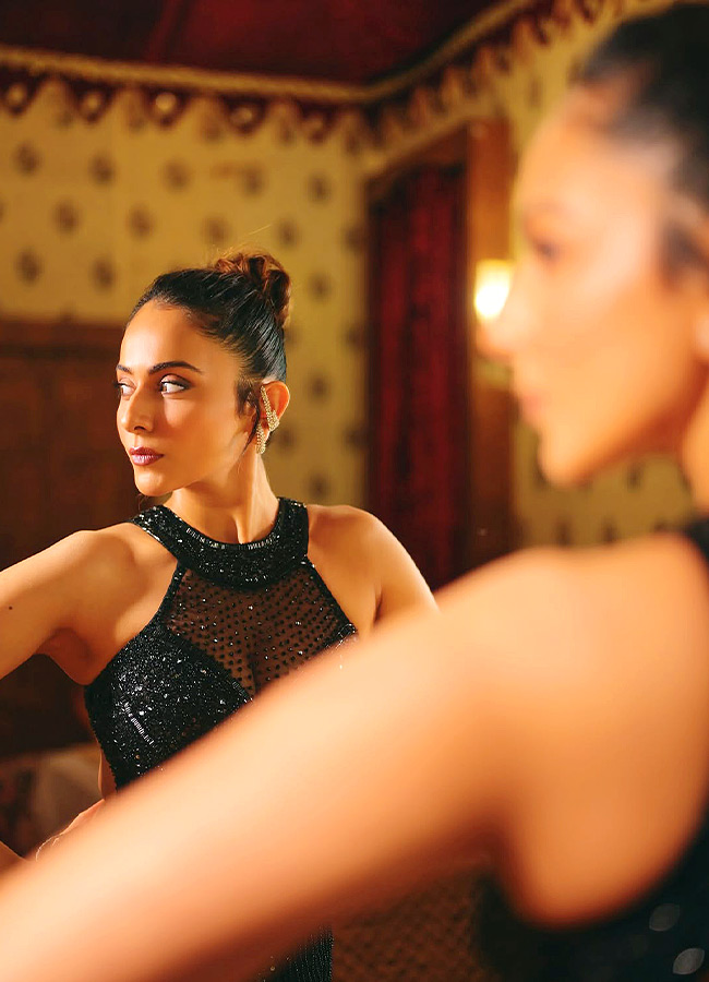 Rakul Sizzles in Glamorous Avatar Photos4