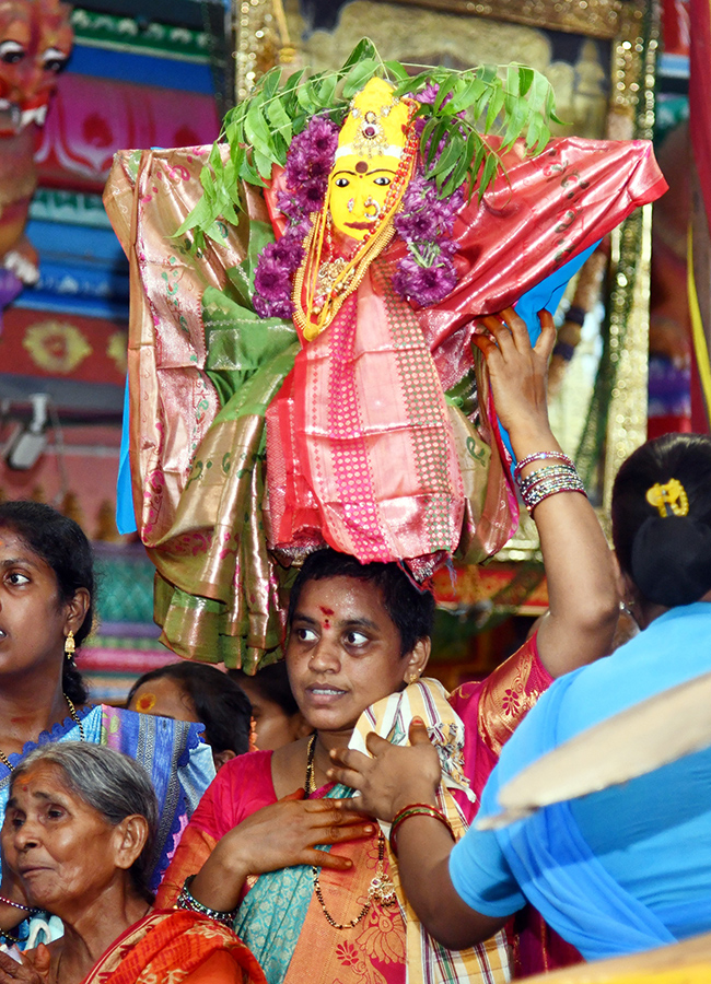 Shravana Masam : Huge Rush in Vijayawada Indrakeeladri12