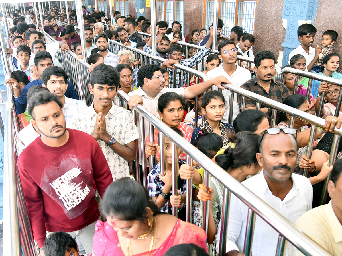 Shravana Masam : Huge Rush in Vijayawada Indrakeeladri16