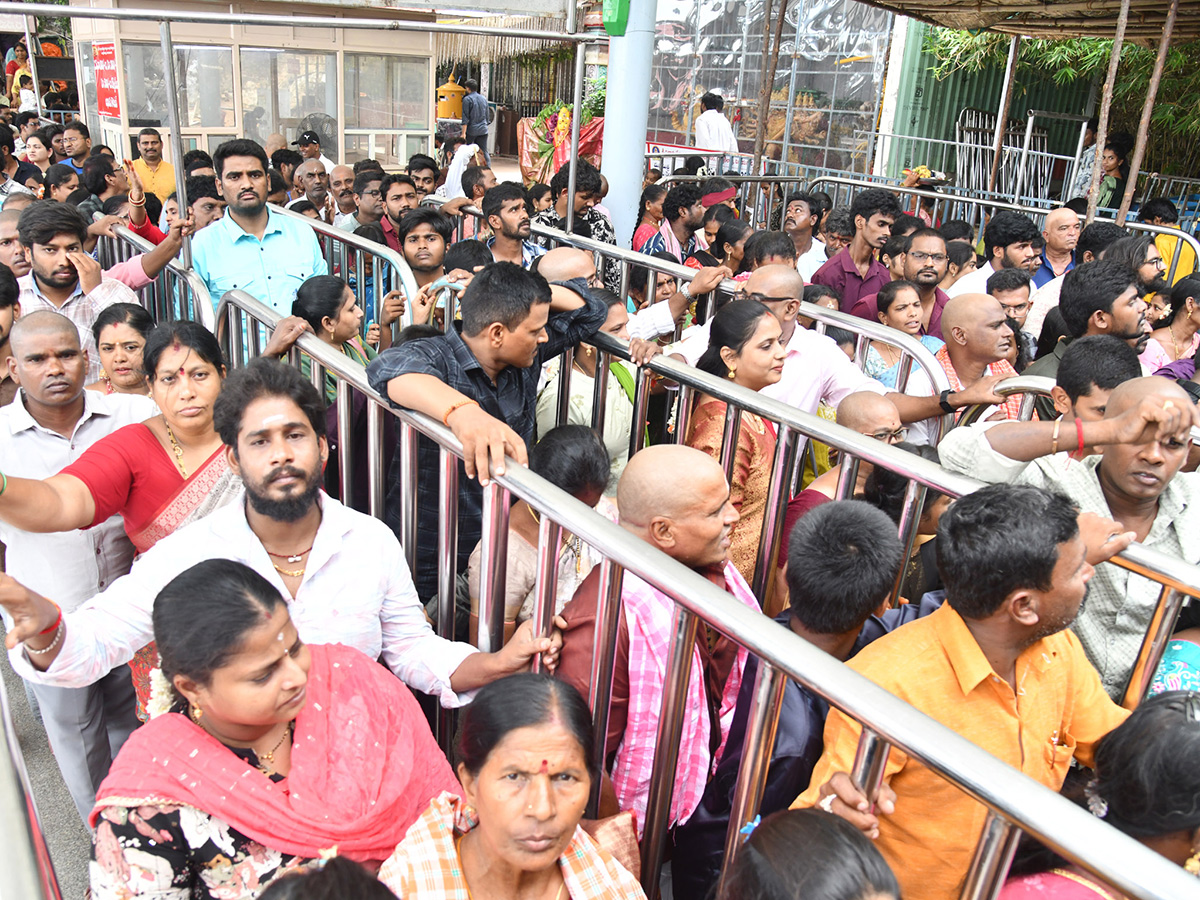 Shravana Masam : Huge Rush in Vijayawada Indrakeeladri18