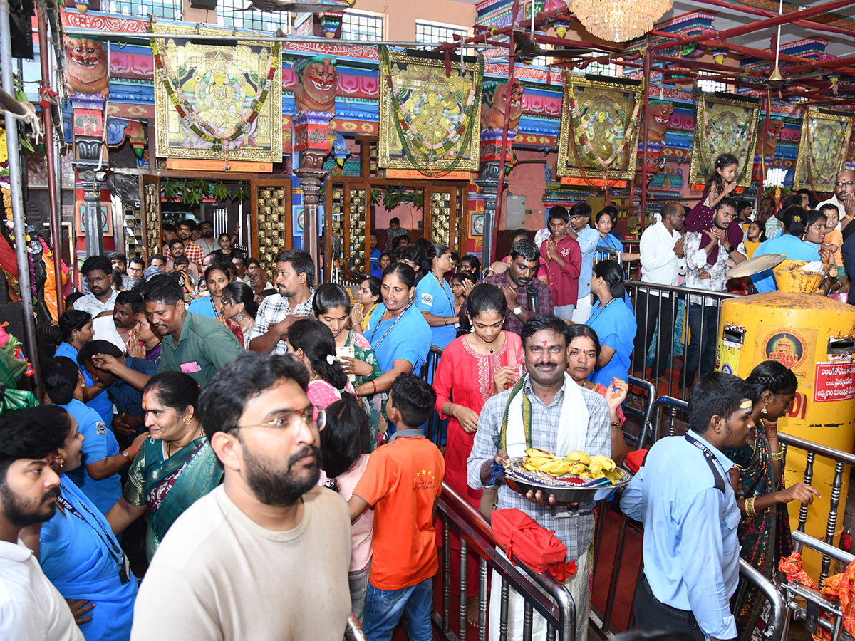 Shravana Masam : Huge Rush in Vijayawada Indrakeeladri2