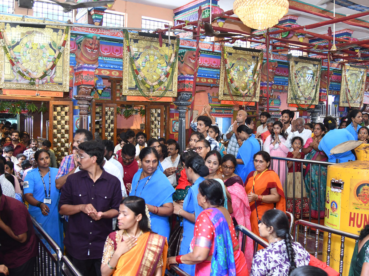 Shravana Masam : Huge Rush in Vijayawada Indrakeeladri3