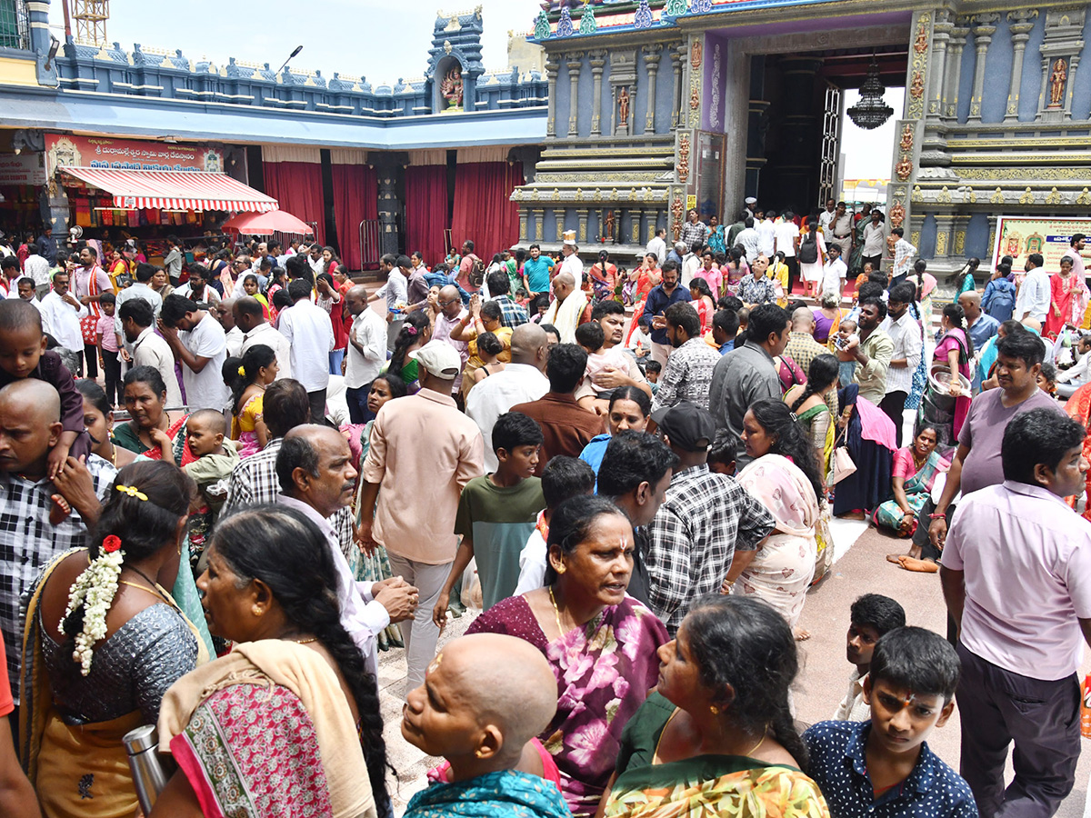 Shravana Masam : Huge Rush in Vijayawada Indrakeeladri4