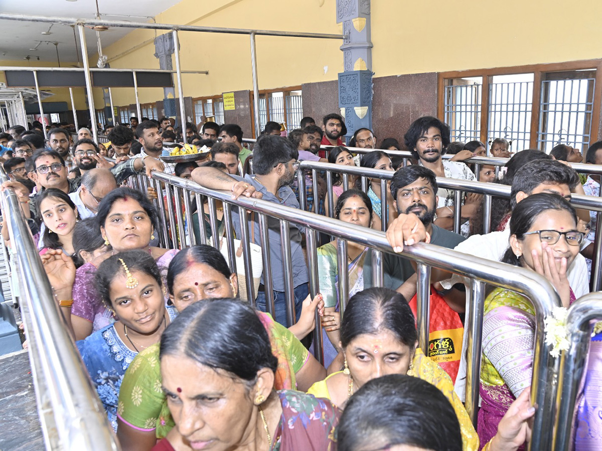 Shravana Masam : Huge Rush in Vijayawada Indrakeeladri6