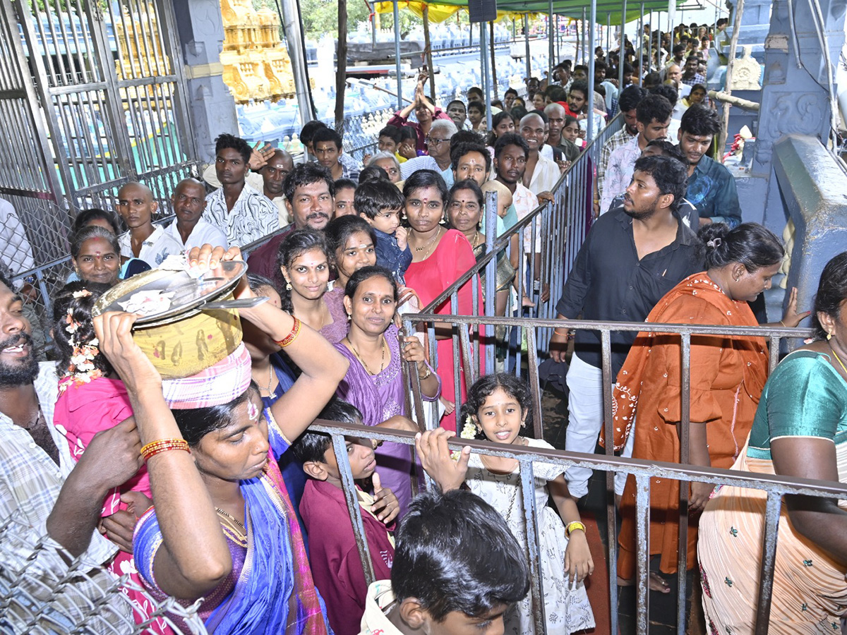 Shravana Masam : Huge Rush in Vijayawada Indrakeeladri7