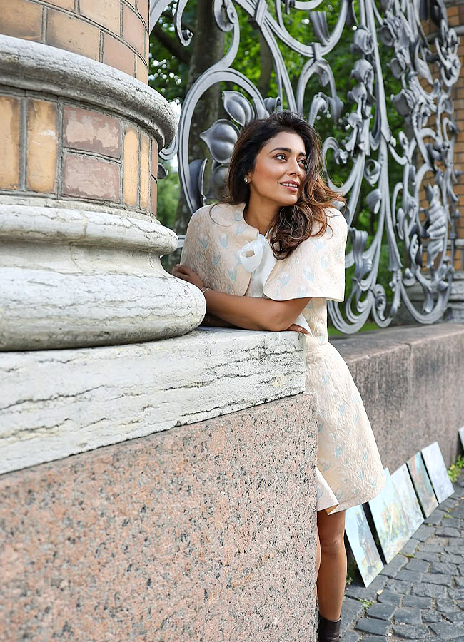 Shriya Showcases Her Beauty with a Radiant Smile Photos11