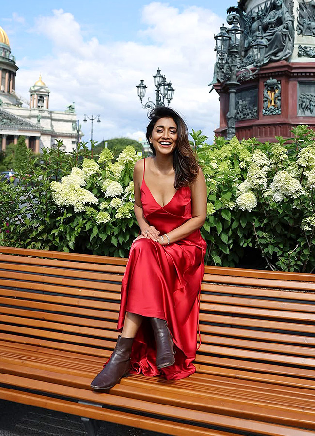 Shriya Showcases Her Beauty with a Radiant Smile Photos13