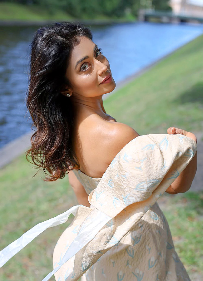 Shriya Showcases Her Beauty with a Radiant Smile Photos14