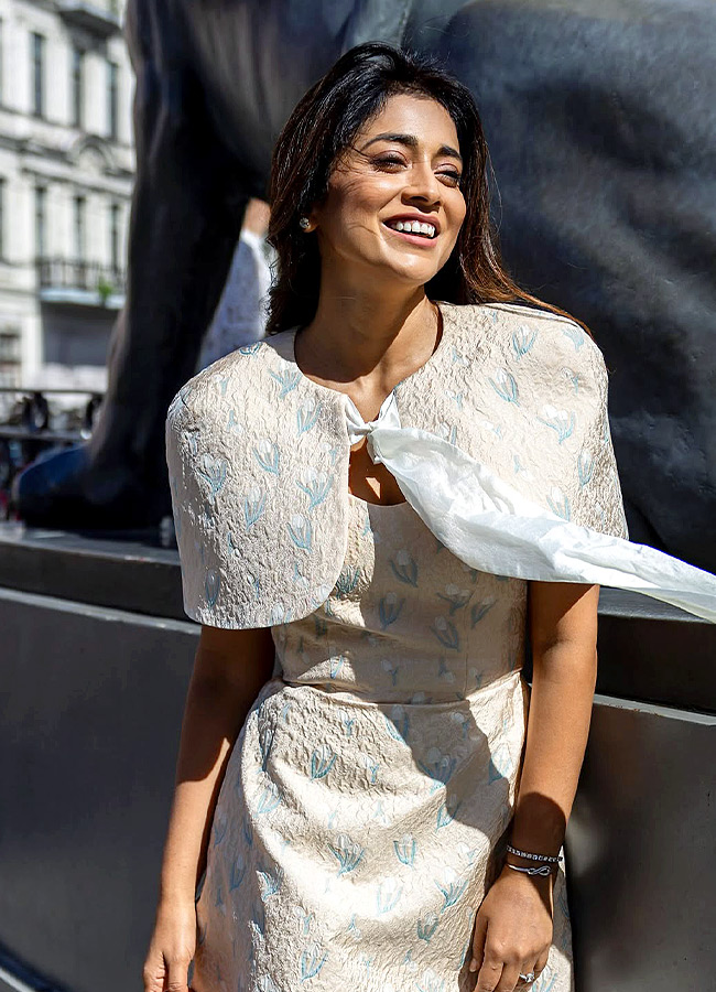 Shriya Showcases Her Beauty with a Radiant Smile Photos3