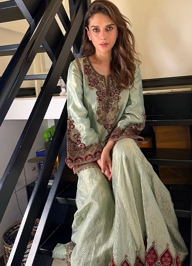 Aditi Rao Hydari Stunning Looks Special Moments with Siddharth Photos10