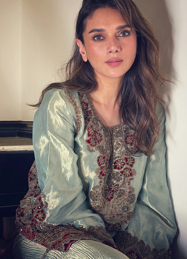 Aditi Rao Hydari Stunning Looks Special Moments with Siddharth Photos3