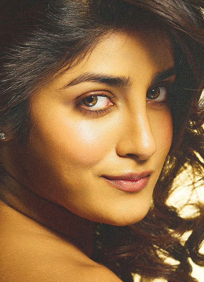 Captivating Beauty Queen with Mesmerizing Expressions Photos11