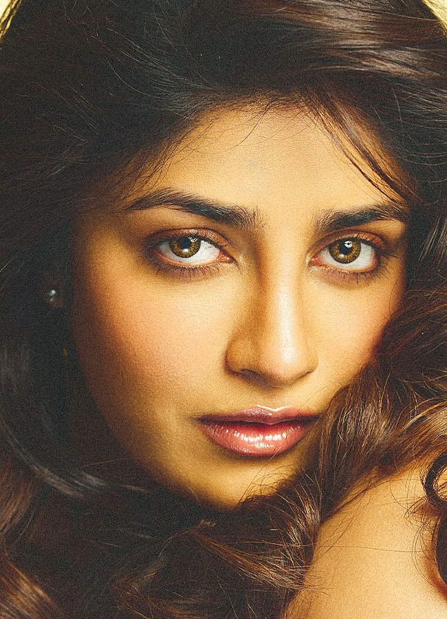 Captivating Beauty Queen with Mesmerizing Expressions Photos6