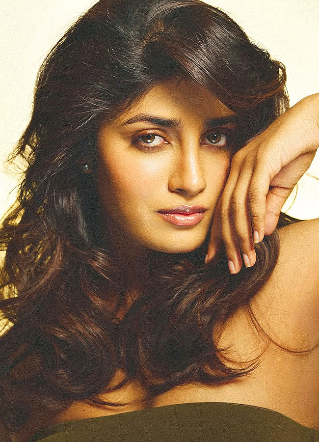 Captivating Beauty Queen with Mesmerizing Expressions Photos7