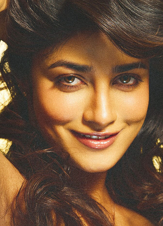 Captivating Beauty Queen with Mesmerizing Expressions Photos8