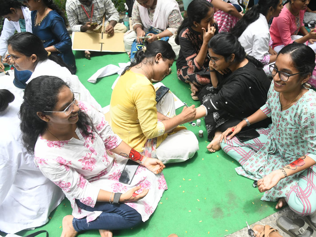 Junior Doctors Protest In Visakhapatnam HD Photos9