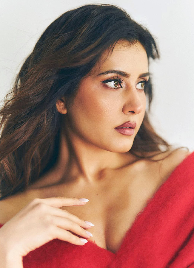 Raashi Khanna Stuns with Her Gorgeous Looks Photos2