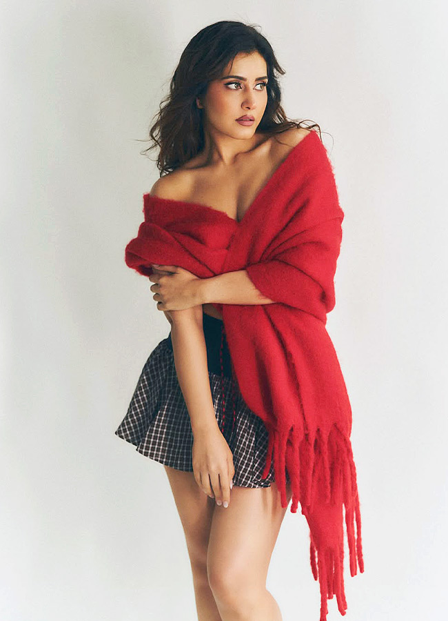 Raashi Khanna Stuns with Her Gorgeous Looks Photos3