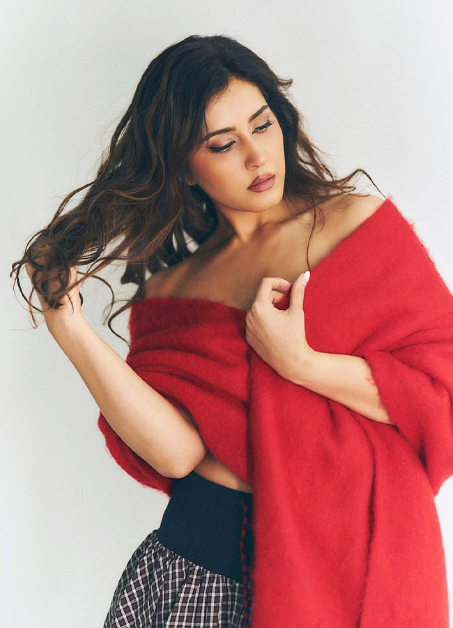 Raashi Khanna Stuns with Her Gorgeous Looks Photos4