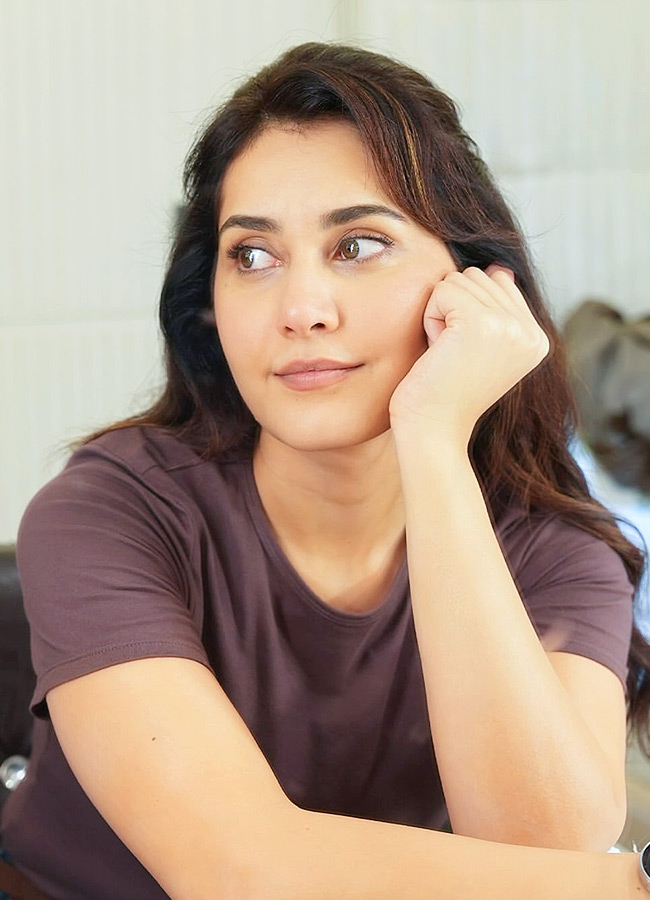 Raashi Khanna Stuns with Her Gorgeous Looks Photos7