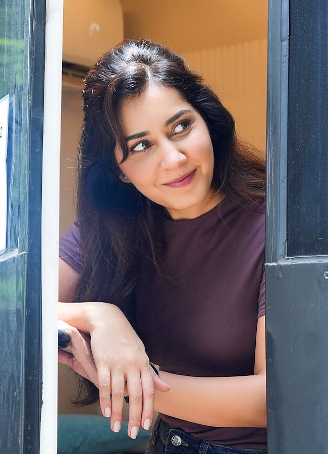 Raashi Khanna Stuns with Her Gorgeous Looks Photos9