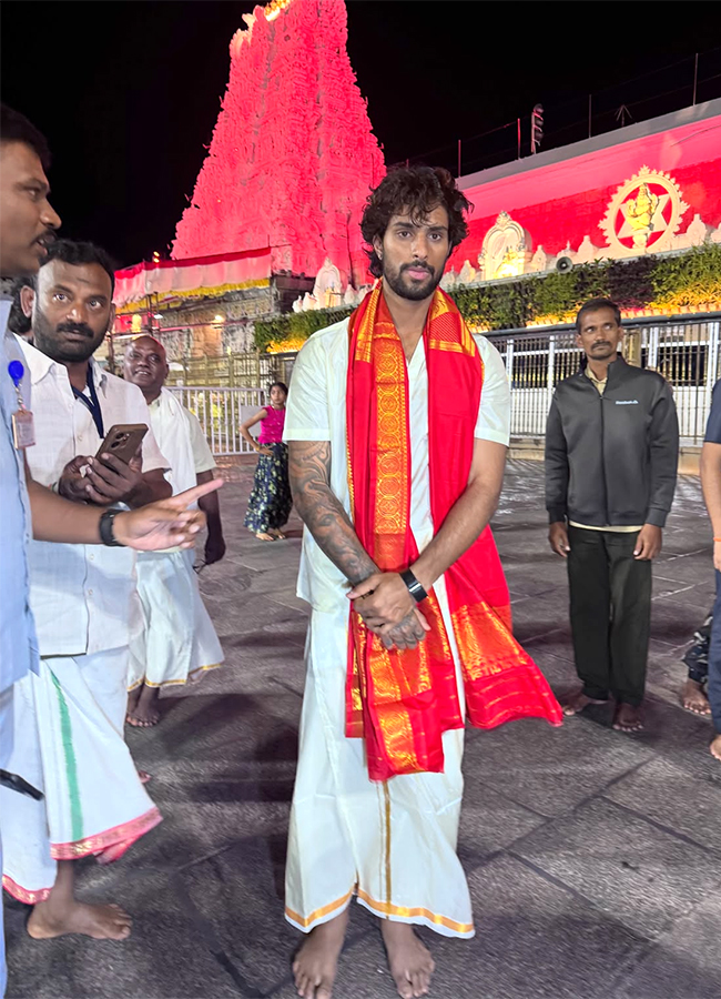 Tilak Varma in Tirumala for Swamy Vari Darshanam HD Photos10