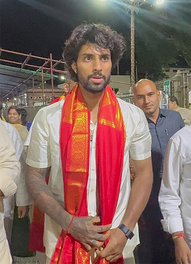 Tilak Varma in Tirumala for Swamy Vari Darshanam HD Photos11