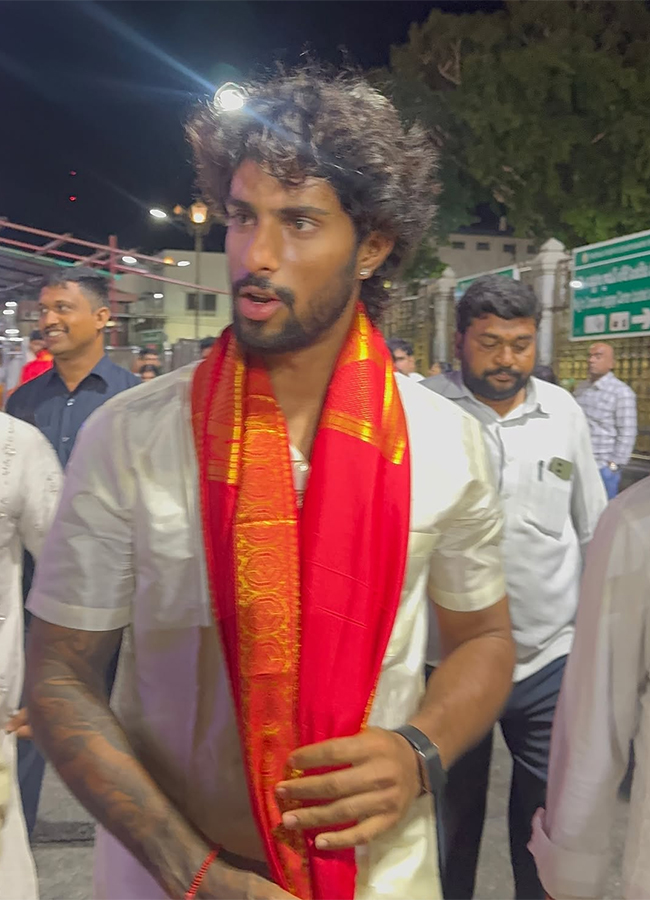 Tilak Varma in Tirumala for Swamy Vari Darshanam HD Photos12
