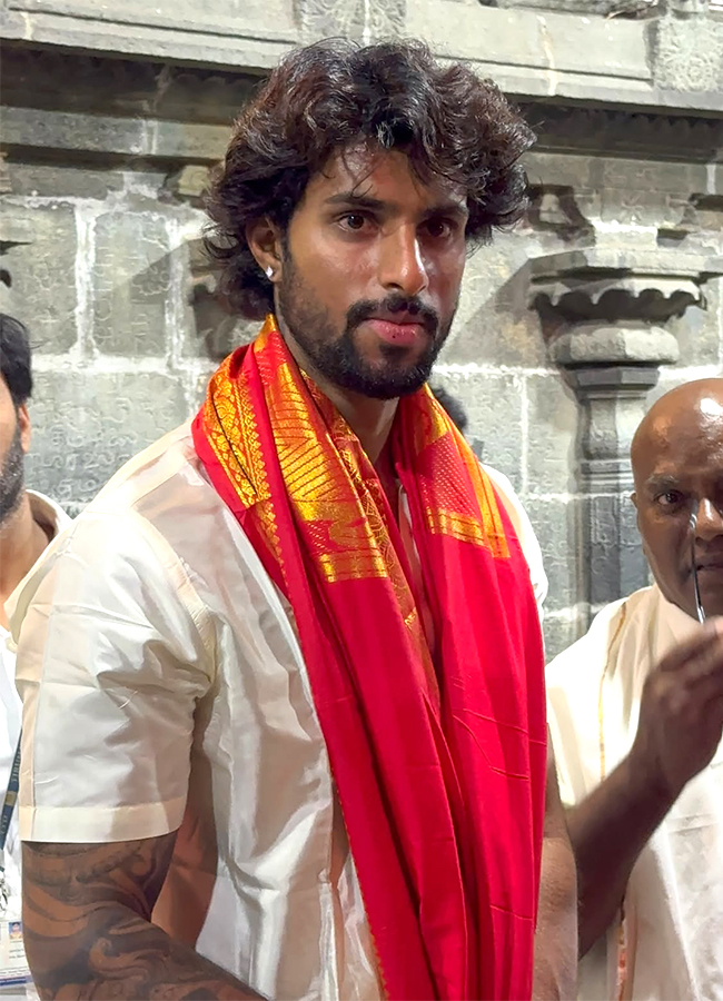 Tilak Varma in Tirumala for Swamy Vari Darshanam HD Photos3