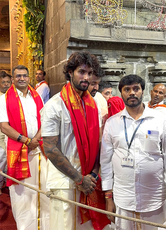 Tilak Varma in Tirumala for Swamy Vari Darshanam HD Photos4
