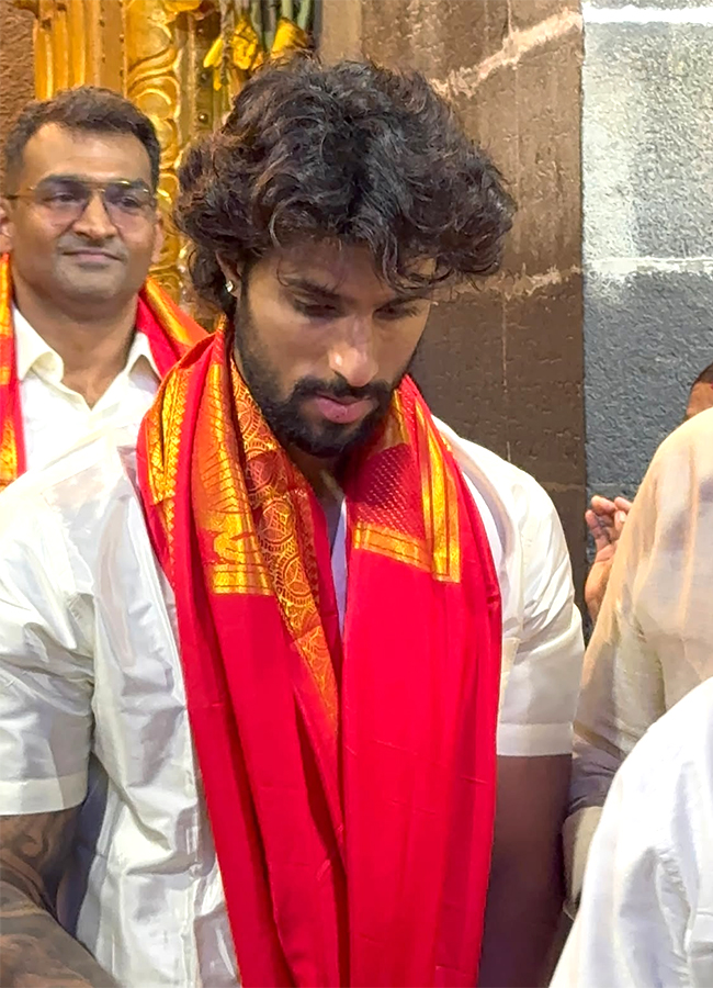 Tilak Varma in Tirumala for Swamy Vari Darshanam HD Photos6