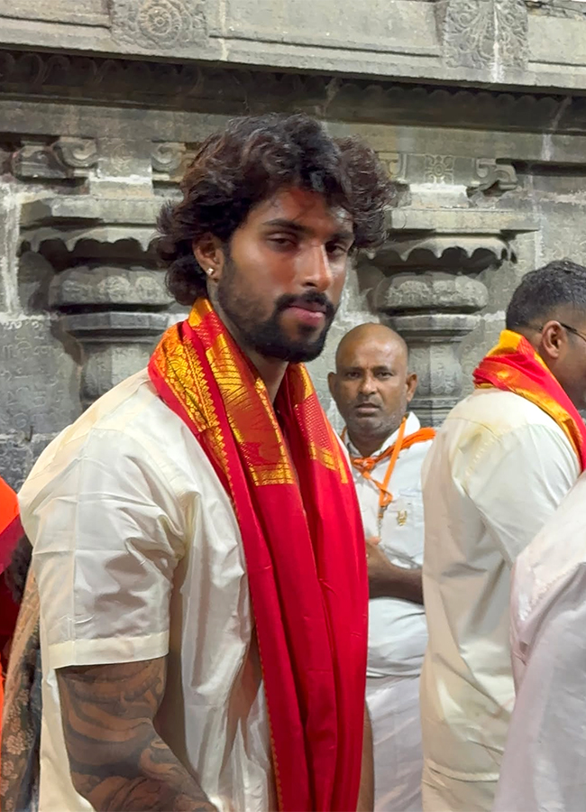 Tilak Varma in Tirumala for Swamy Vari Darshanam HD Photos9