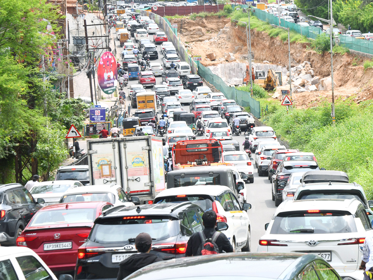 KBR Traffic Trap Commuters Left Confused and Stranded Photos11