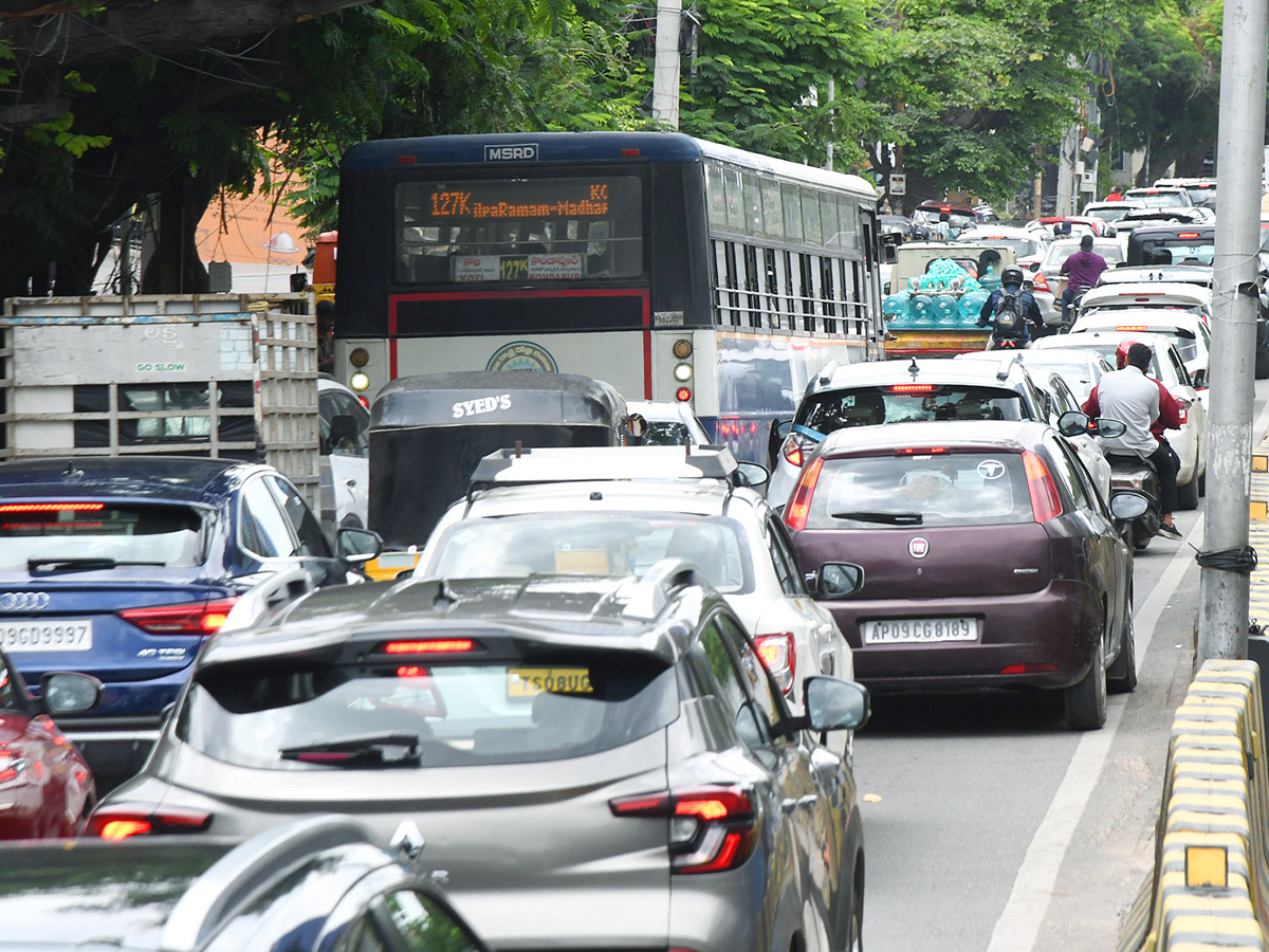 KBR Traffic Trap Commuters Left Confused and Stranded Photos12