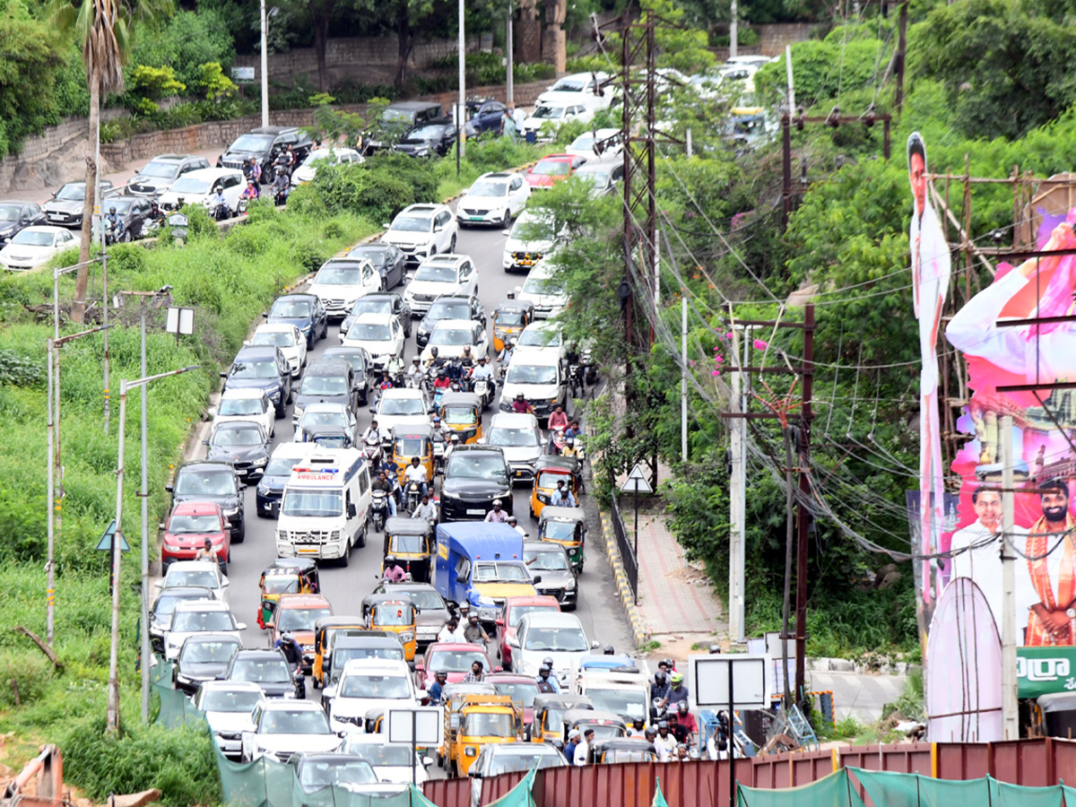 KBR Traffic Trap Commuters Left Confused and Stranded Photos2