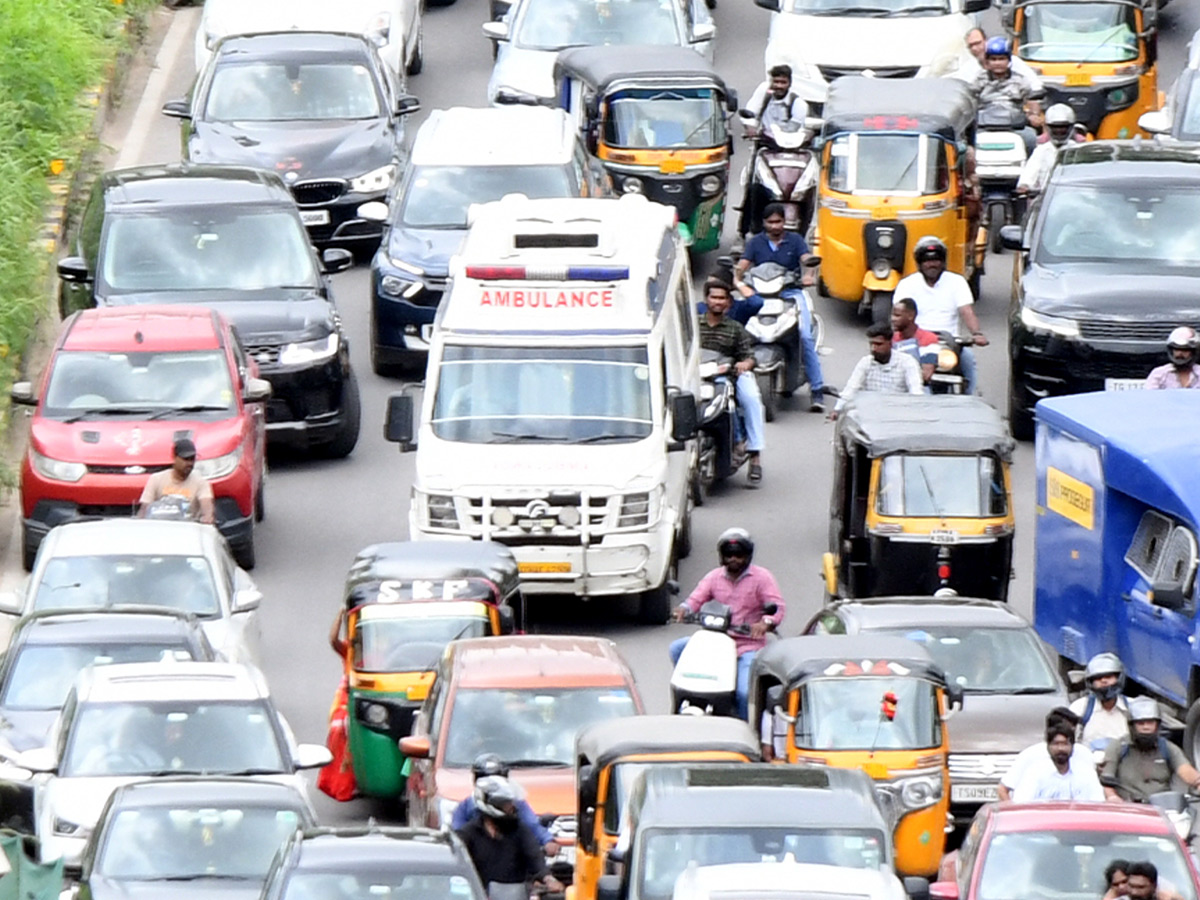 KBR Traffic Trap Commuters Left Confused and Stranded Photos3