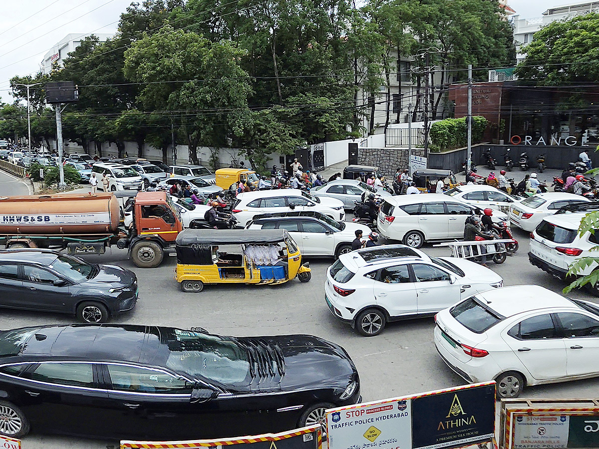 KBR Traffic Trap Commuters Left Confused and Stranded Photos4