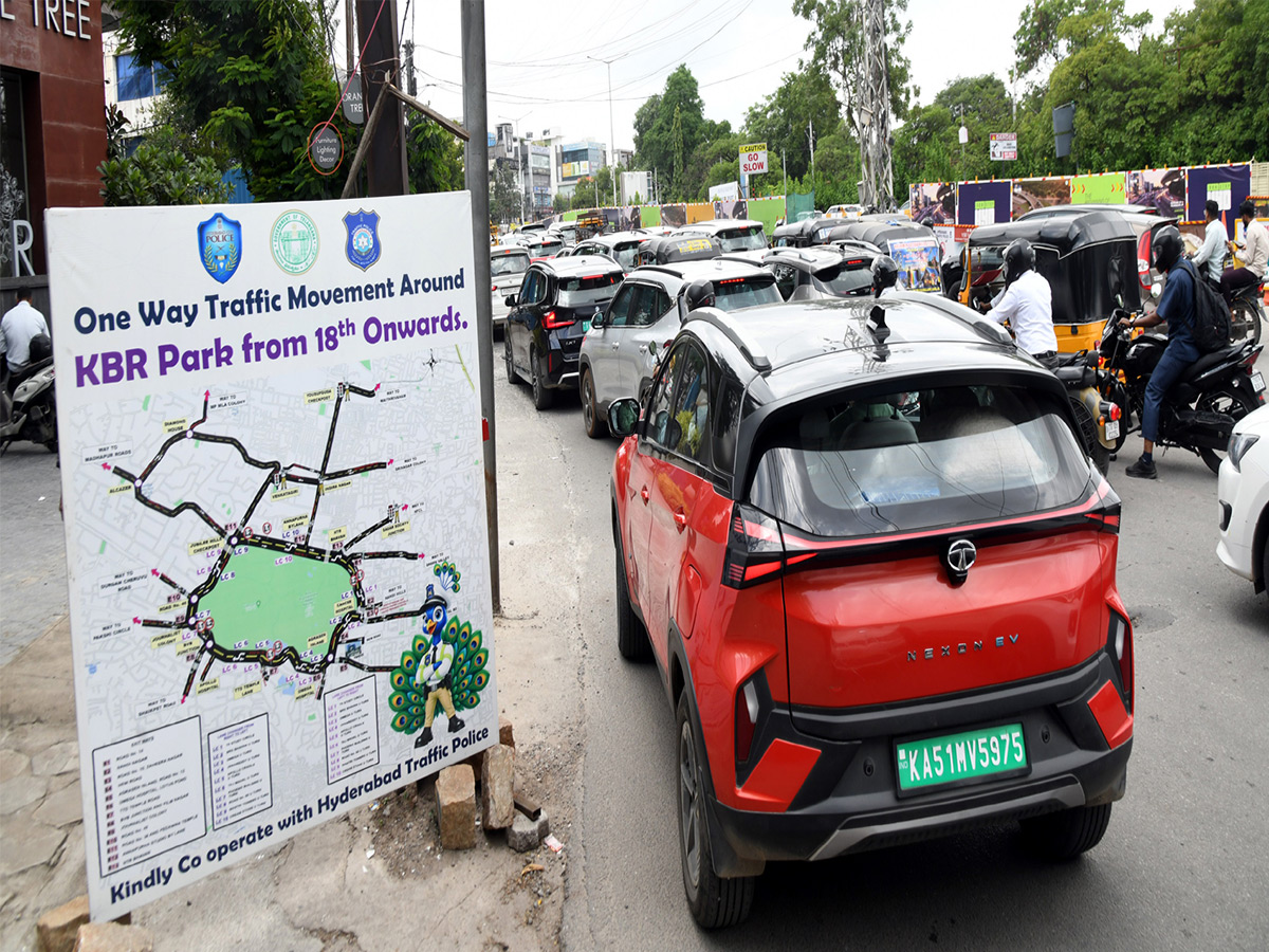 KBR Traffic Trap Commuters Left Confused and Stranded Photos5