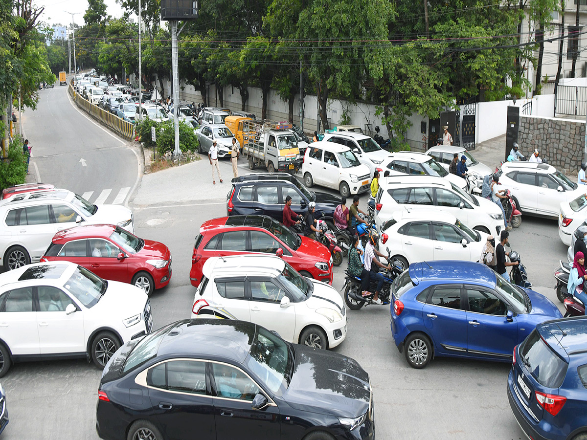 KBR Traffic Trap Commuters Left Confused and Stranded Photos7
