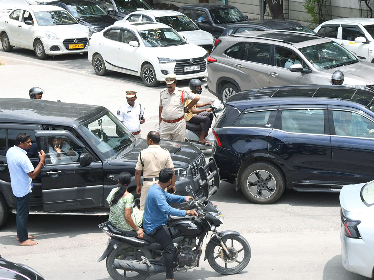 KBR Traffic Trap Commuters Left Confused and Stranded Photos9