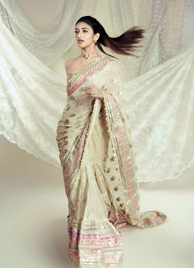 Sreeleela Mesmerizing Beauty in a Saree Photos3