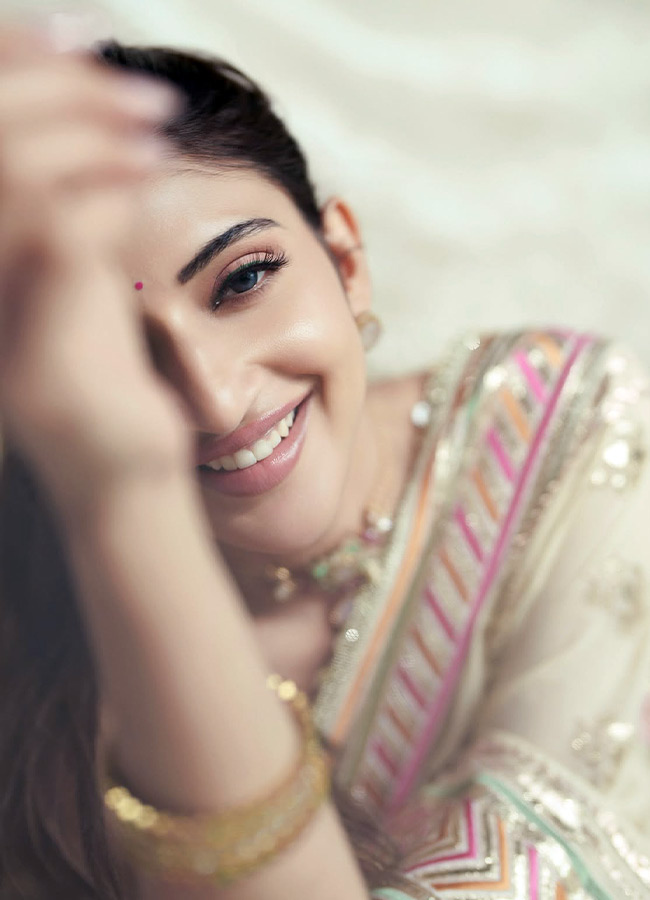 Sreeleela Mesmerizing Beauty in a Saree Photos6