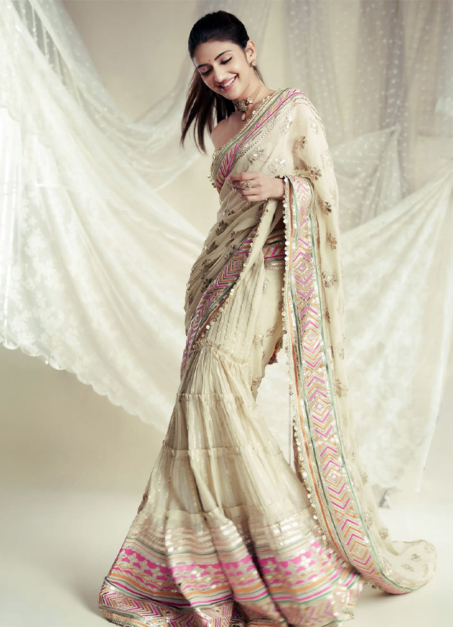 Sreeleela Mesmerizing Beauty in a Saree Photos7