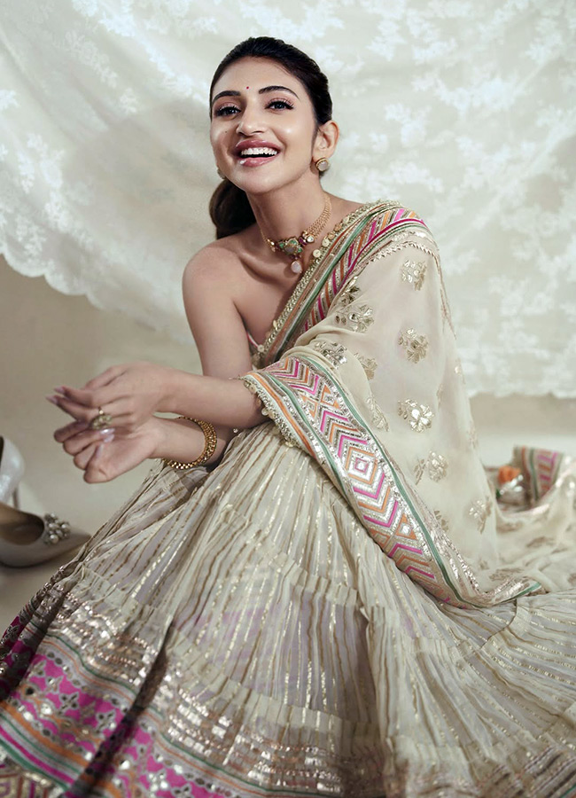Sreeleela Mesmerizing Beauty in a Saree Photos8